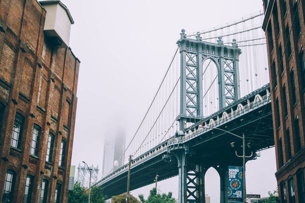 NEW YORK, UNITED STATES - Oct 01, 2018: The Manhattan Bridge in New York on a foggy day - Photo, Image