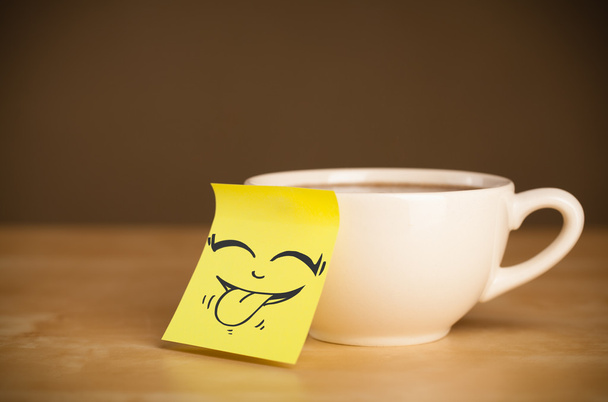Post-it-Zettel mit Smiley-Gesicht auf Tasse geklebt - Foto, Bild