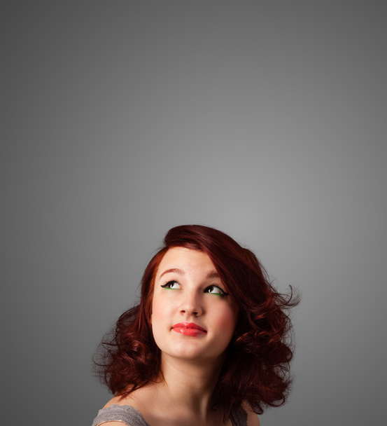 Jeune femme réfléchie gestuelle avec espace de copie
 - Photo, image
