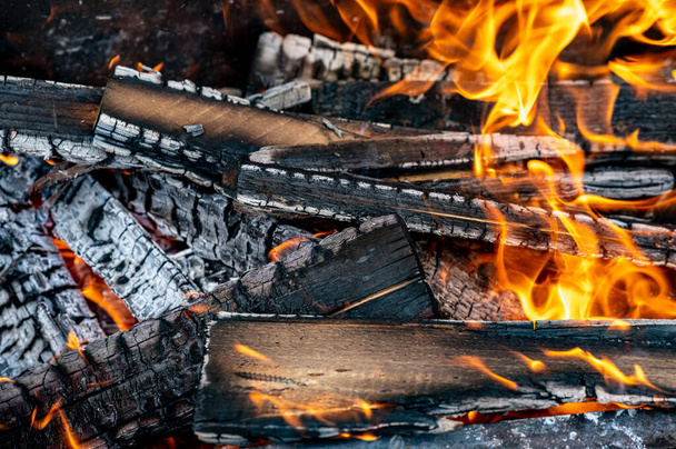 Kamin mit brennenden Kohlen. Holz auf Grill zu Holzkohle verbrennen. - Foto, Bild