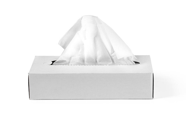 Witte blanco tissue box op witte achtergrond voor print design en mock up Met clipping pad - Foto, afbeelding