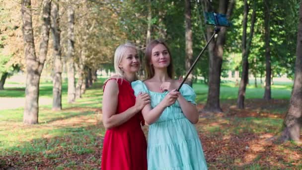 Glückliche Mutter und erwachsene Tochter machen Selfie im Park. - Filmmaterial, Video