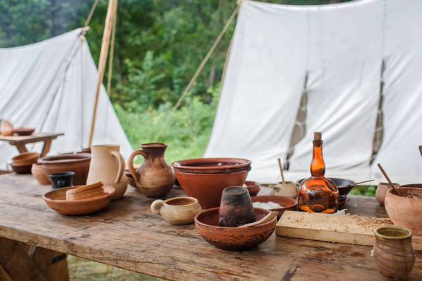 Artisanat céramiste montre des pots d'argile et des pots sur le lieu de travail du potier sur l'atelier du festival, des articles artisanaux - Photo, image