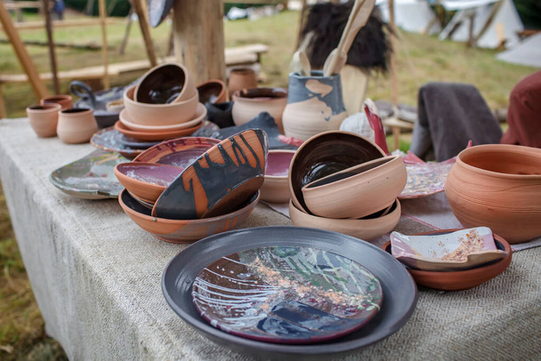 Artisanat céramiste montre des pots d'argile et des pots sur le lieu de travail du potier sur l'atelier du festival, des articles artisanaux - Photo, image