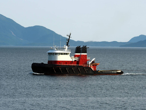 Az óceán nehéz vontatóhajó Kanada nyugati partjainál. Egy ilyen edény általában legalább 40 méter hosszú, és több mint 4500 LE-t szállított két dízelmotor és ikercsavar  - Fotó, kép