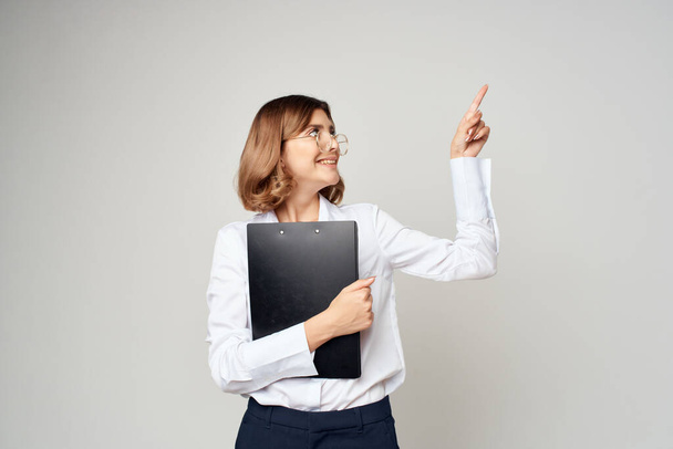 Geschäftsfrau im weißen Hemd dokumentiert Arbeit im hellen Hintergrund - Foto, Bild