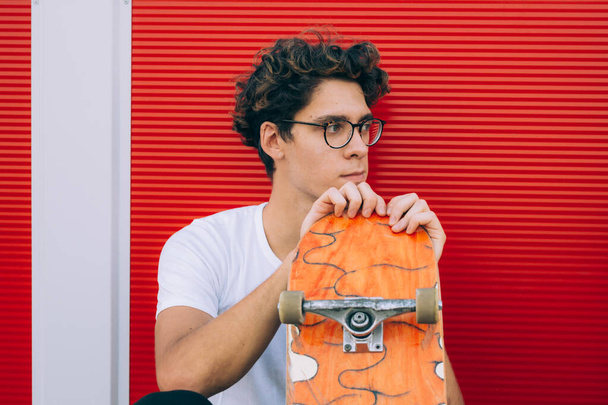 man posing with his skateboard - Foto, immagini