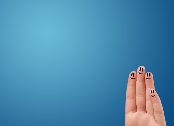 mutlu gülen yüzü parmak boş mavi arka plan kopya arıyorsunuz  - Fotoğraf, Görsel