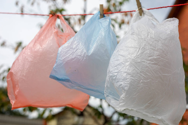 inquinamento ambientale con sacchetti di plastica usa e getta, horizonta - Foto, immagini