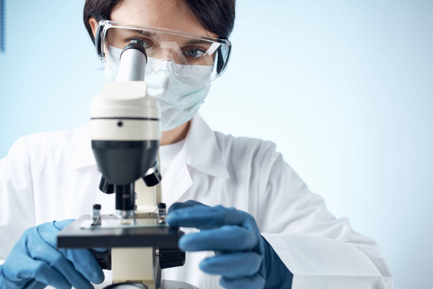 Жінка в білому пальто лабораторний науковий мікроскоп аналізує
 - Фото, зображення