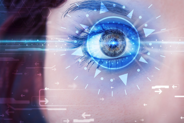 Кибер-девушка с технологическим глазом, изучающая голубую радужную оболочку - Фото, изображение