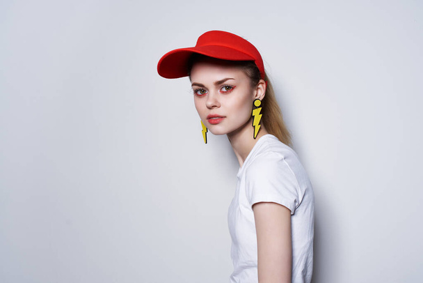 весёлая девушка в красной шапочке на светлом фоне. Высокое качество фото - Фото, изображение