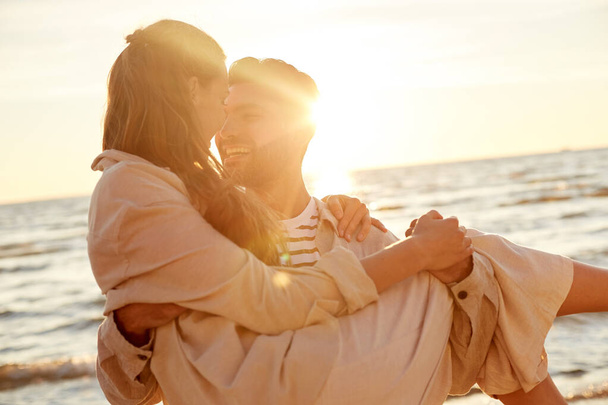 šťastný pár baví na letní pláži - Fotografie, Obrázek