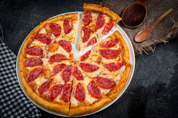 apetitosa pizza italiana en la mesa, entrega de comida rápida - Foto, Imagen