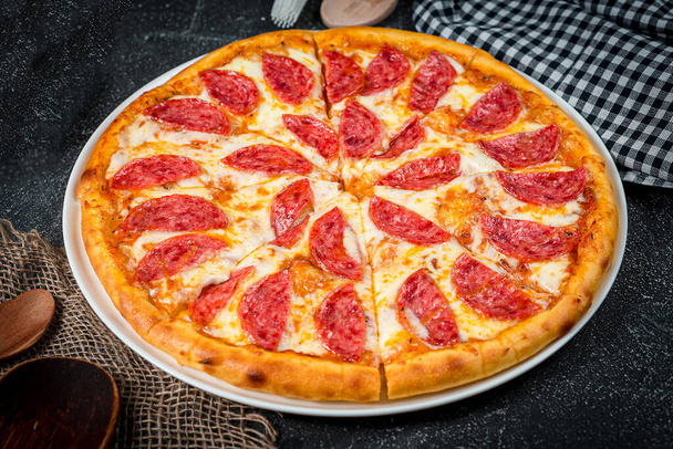 apetecendo pizza italiana na mesa, fast food entregar - Foto, Imagem