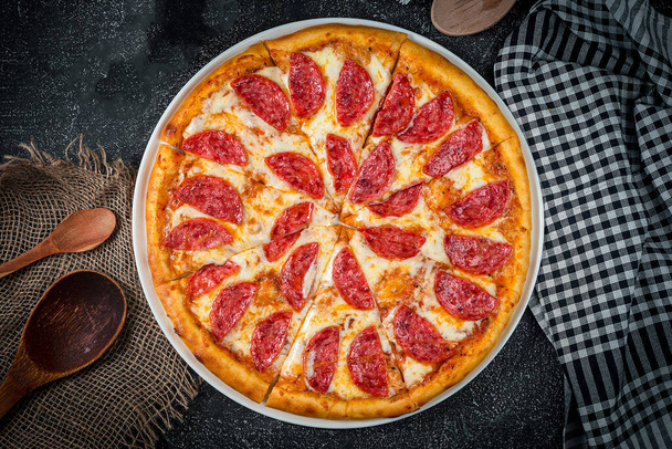 apetecendo pizza italiana na mesa, fast food entregar - Foto, Imagem