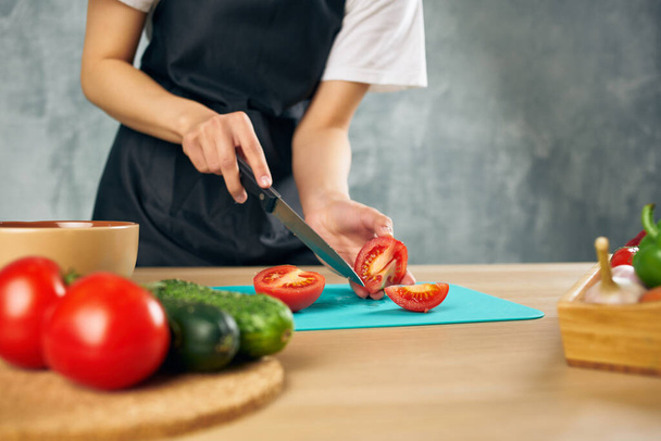 Kokki nainen lounas kotona kasvisruoka eristetty tausta - Valokuva, kuva