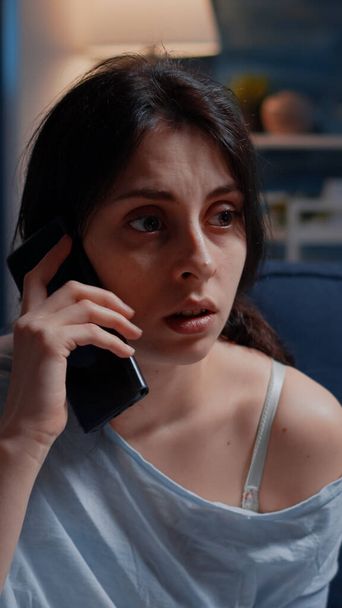 Αγχωμένη, μόνη γυναίκα μιλάει στο τηλέφωνο, απαγγέλλοντας τραγικά νέα - Φωτογραφία, εικόνα