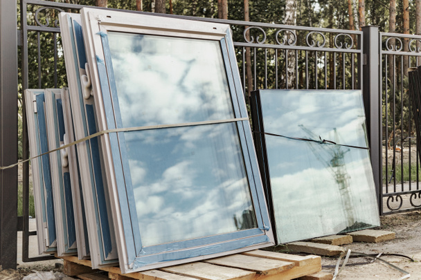 Novas unidades de vidro seladas no local de construção. Armazenamento e preparação na instalação de janelas - Foto, Imagem
