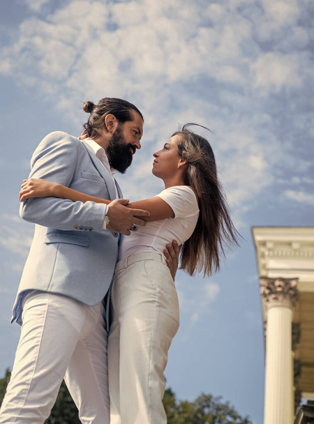 casal apaixonado abraçar ao ar livre na data romântica, amor - Foto, Imagem
