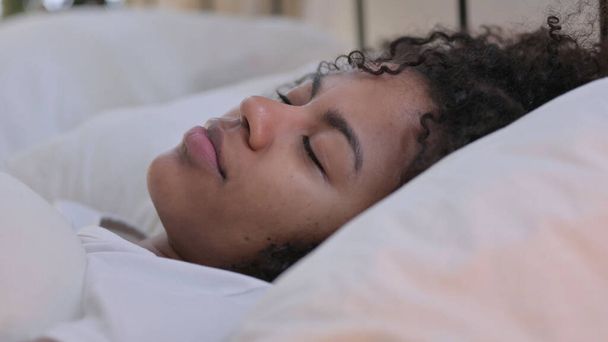 Африканская женщина, спящая в постели - Фото, изображение