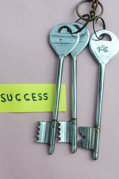 成功への鍵だ。ビジネスの成功への鍵。概念的な背景画像。静物画 - 写真・画像