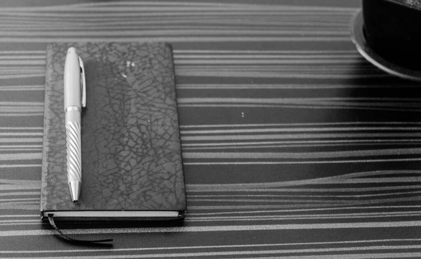 Stift und Notizbuch auf dem Bürotisch. Ansicht der Tischplatte. Unternehmenshintergrund. - Foto, Bild