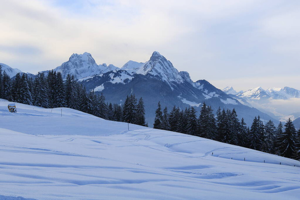 Declive de esqui e montanhas Gummfluh e Le Rubli. - Foto, Imagem