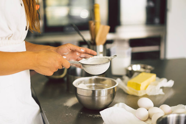 Handen werken met deeg bereiding recept brood, pizza of taart maken van ingrediënten. Koekjes bakken. - Foto, afbeelding
