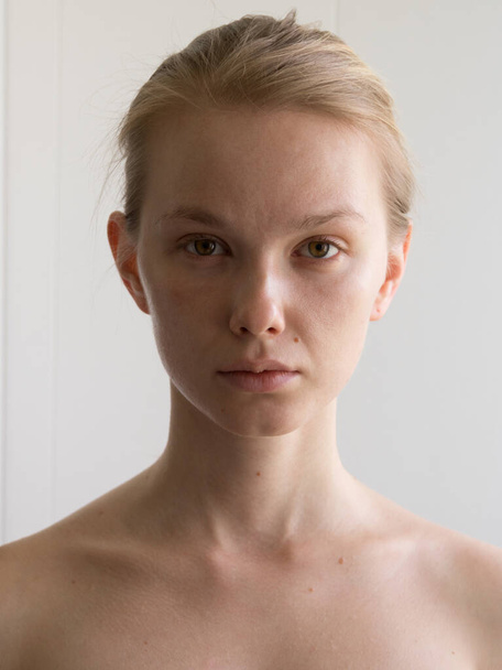 Schönheit Close-up Gesicht Porträt einer jungen Frau ohne Make-up. Natürliches Bild ohne Retusche, geringe Schärfentiefe - Foto, Bild