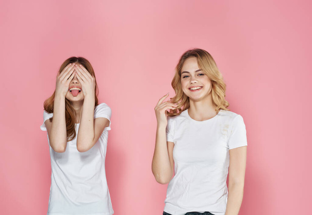 vicces barátnők fehér pólóban ölelés érzelmek szórakoztató barátság - Fotó, kép