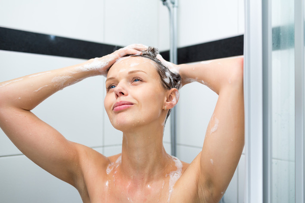 Woman washing her hair with shampoo - Фото, зображення