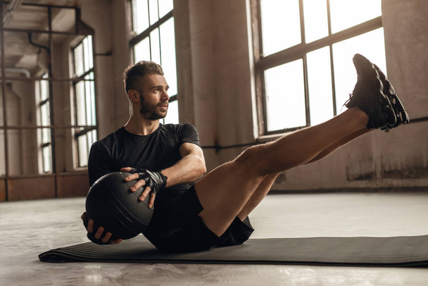 Man doing core exercise with medicine ball - Foto, Bild