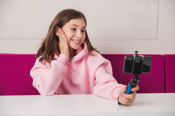 Cheerful girl taking selfie on smartphone - Zdjęcie, obraz