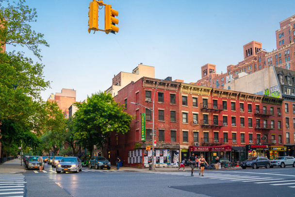 New York City, New York, USA - July 15, 2021:  Street scene from Chelsea neighborhood in Manhattan of intersection with people, buildings and cars. - Foto, Bild