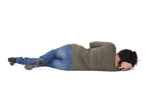 οπίσθια όψη γυναίκας ξαπλωμένης στο πάτωμα ντυμένη με casual ρούχα σε λευκό φόντο - Φωτογραφία, εικόνα