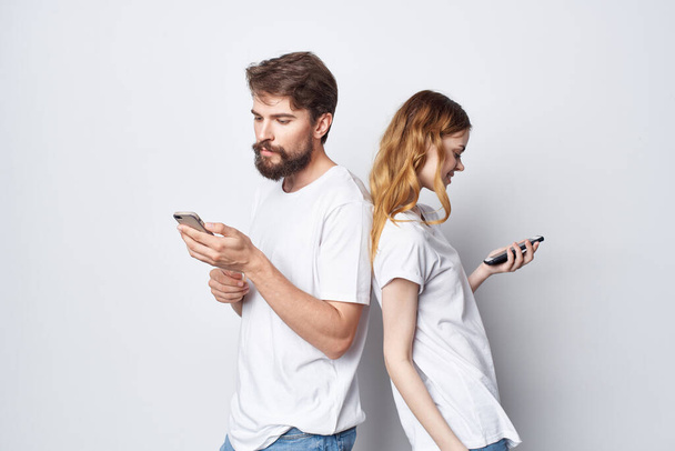 alegre joven pareja en blanco camisetas mejor amistad divertido - Foto, imagen