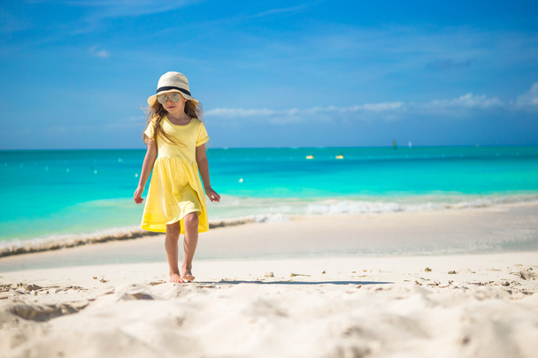 Szczęśliwy, mała dziewczynka kapelusz na plaży podczas letnich wakacji - Zdjęcie, obraz