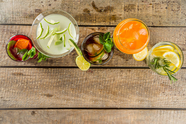 Выбор летних алкогольных напитков - коктейли и коктейли. Aperol specialis, Cube libre, Gimlet martini, mojito, sfa. Разнообразные прохладительные летние бары и напитки для вечеринок на деревянном фоне - Фото, изображение