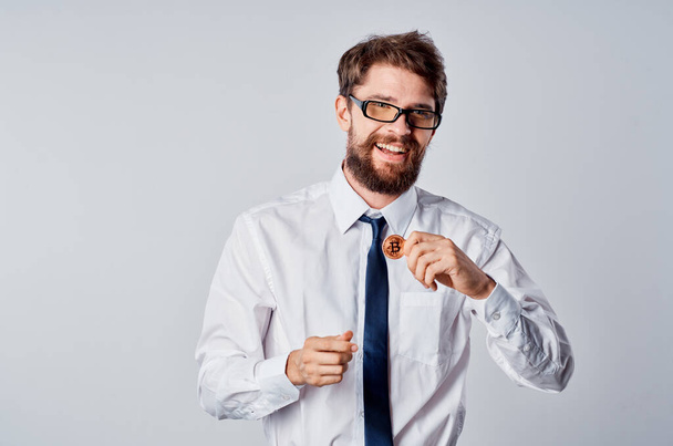uomo d'affari in camicia con cravatta criptovaluta bitcoin investimento - Foto, immagini