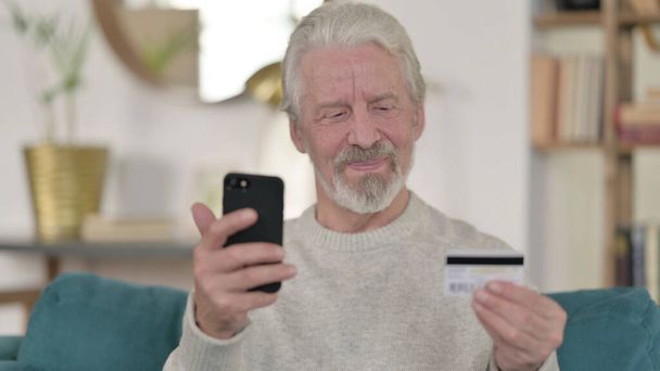 Vecchio felice dopo lo shopping online a casa - Foto, immagini