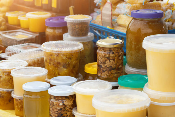 Diferentes productos naturales de miel y abejas en feria de aldea o mercado de agricultores - Foto, imagen
