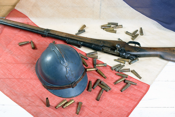casco francés de la Primera Guerra Mundial con un arma de fuego en la bandera francesa
 - Foto, Imagen