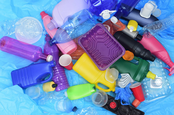 top viewo van een groep plastic containers op blauwe plastic zakken - Foto, afbeelding