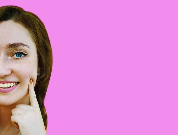 Schöne Frau mit gesunder Haut und weißen Zähnen, junges Model mit schönen Zähnen lächelt vor rosa Hintergrund. - Foto, Bild