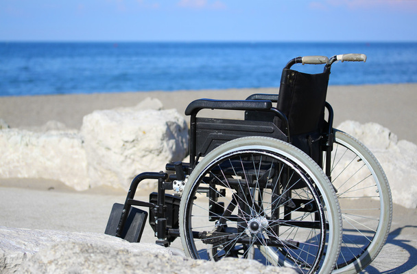 vozík na skalách modré moře v létě - Fotografie, Obrázek