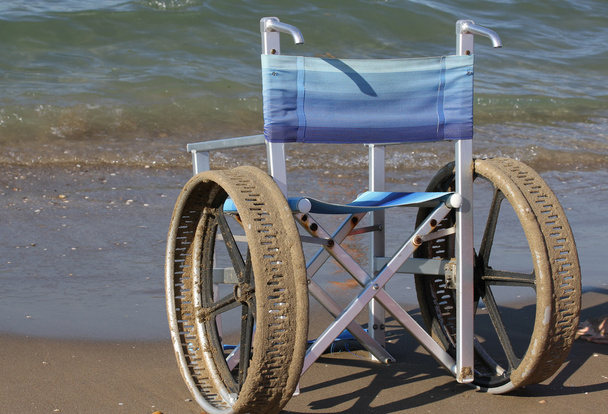 Ruostumattomasta teräksestä valmistetuilla pyörillä varustettu pyörätuoli mereen
 - Valokuva, kuva