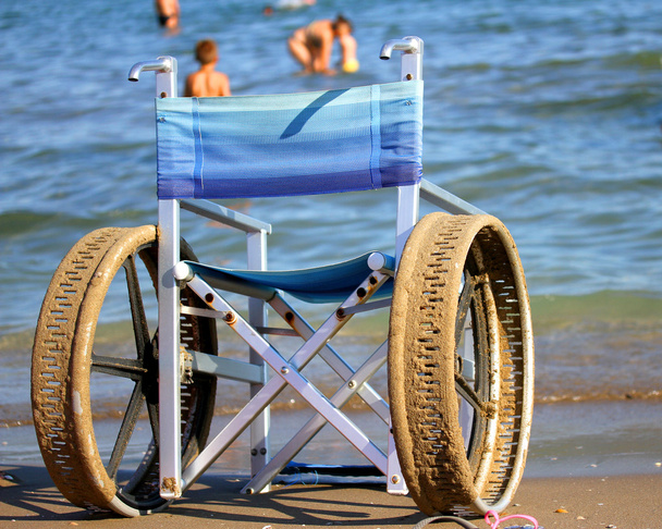 інвалідного крісла з перфоровані колеса на морі - Фото, зображення