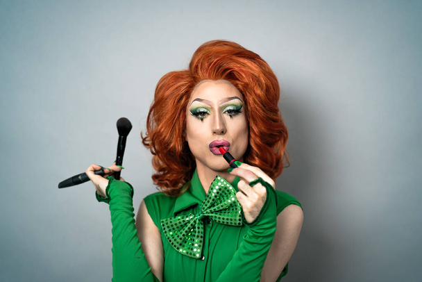 Happy drag queen s'amuser tout en faisant du maquillage en studio - Photo, image