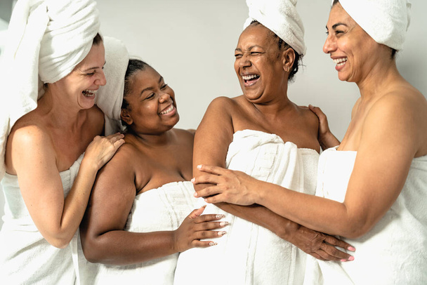 Donne felici con età e dimensioni del corpo diverse avendo cura della pelle giorno spa - Persone concetto di benessere e cura di sé - Foto, immagini